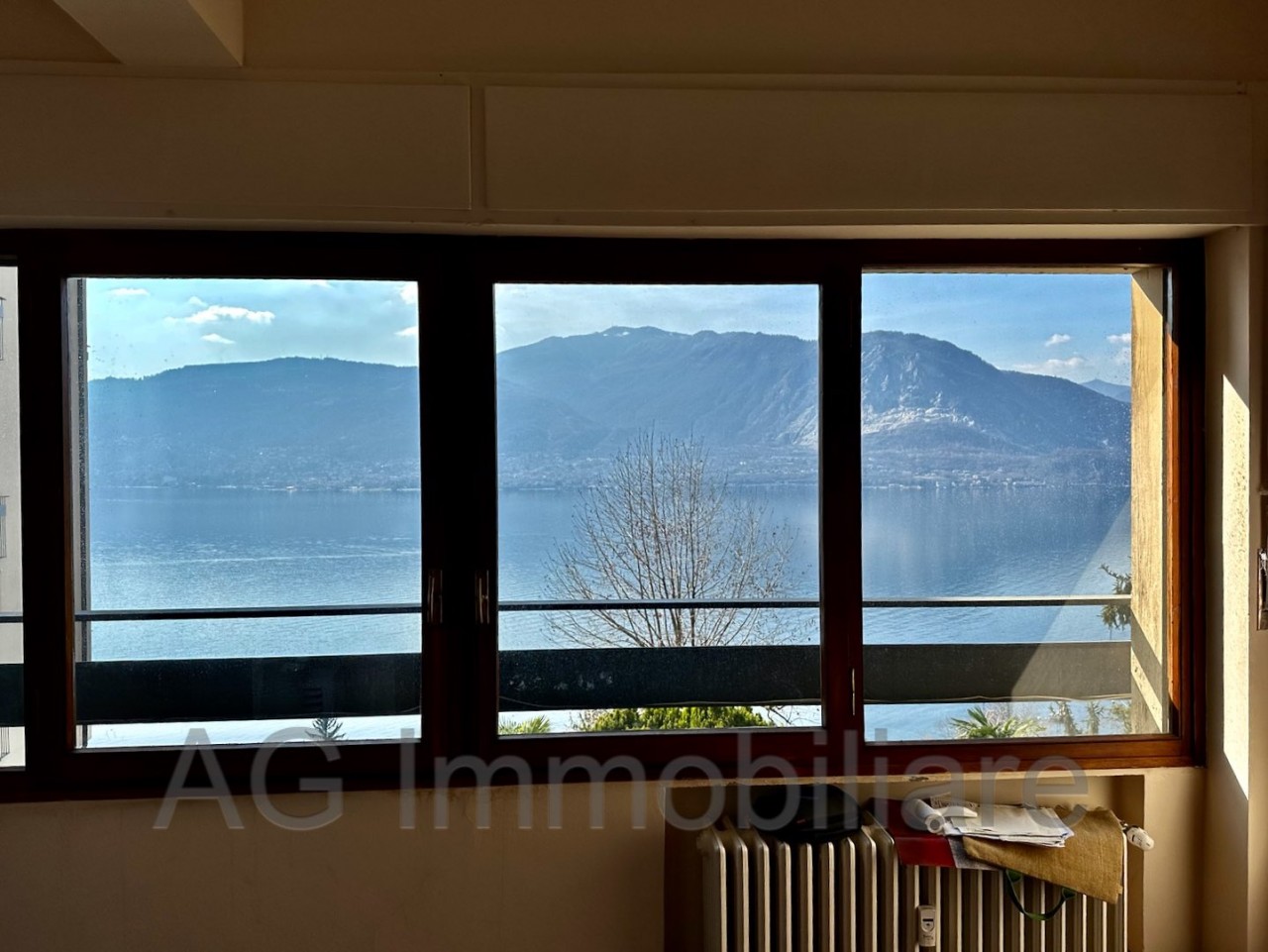 verbania-suna-appartamento-soggiorno-finestra-vista-lago.jpg