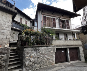 Caprezzo, casa unifamiliare su tre livelli - Rif. 054