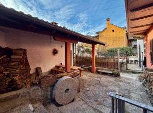 Miazzina, affascinante porzione di casa d’epoca con corte privata, portico e taverna - Rif. 180