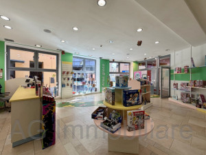 Verbania Intra, affitto ampio locale commerciale in centro - Rif. 029
