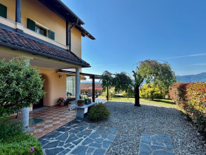 Prima collina di Verbania, elegante villetta semindipendente con vista lago  - Rif. 037