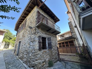 Verbania prima collina, casa in pietra con ampia autorimessa - Rif. 041