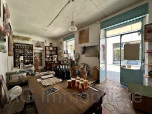 Verbania Intra centre, shop with large storage area and cellar - Ref. 023
