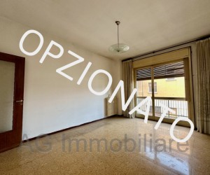 Verbania Intra, centrally located, interesting three-rooms flat to be renovated - Ref. 112